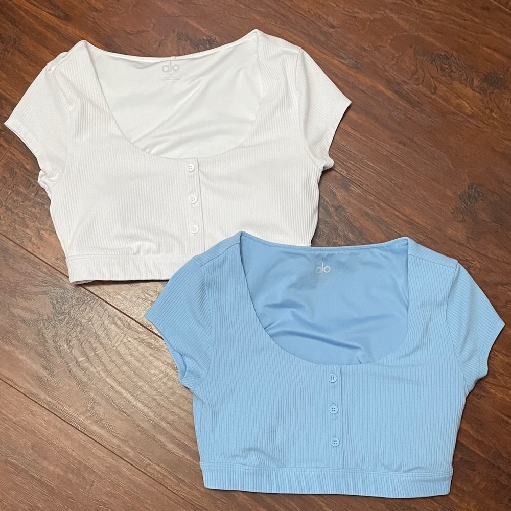 Euc alo yoga blissful Henley cropped tops size medium blue and white